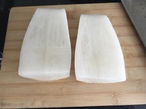 白萝卜去皮洗净，对半开边切开