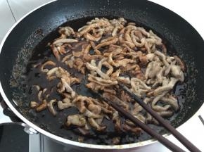 倒入肉丝翻炒均匀裹上酱汁就好了