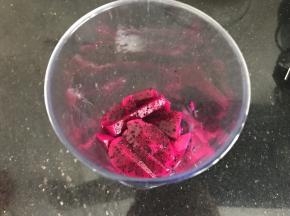 火龙果去皮切小块放入料理杯里