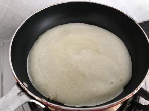 慢慢凝固变色后翻面煎了3、5秒就好了