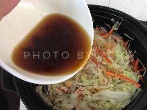 倒入刚才调制好的酱汁，如果觉得酱汁少可以再加点青水一起，翻炒均匀后