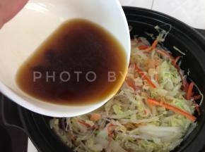 倒入刚才调制好的酱汁，如果觉得酱汁少可以再加点青水一起，翻炒均匀后