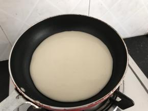 热锅（6成热左右）不放油，小火哟
倒一勺面糊进去，转一圈锅成均匀圆饼，薄薄的就好，这个稍厚了点，第一个总是欠佳，大家明白的
后面的会越煎越好，这就是经验！