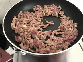 热锅凉油，把腌好的肉片下锅炒至断生后盛出备用