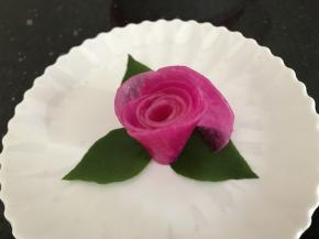 再一张张萝卜片围着花心错层包裹起来，越薄的越好包，不容易散开