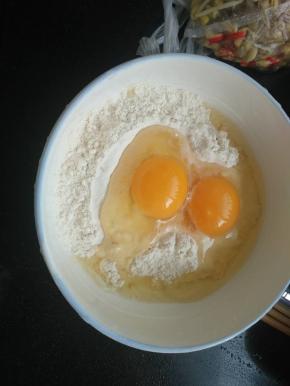 鸡蛋打入面粉