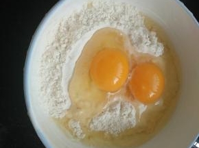 鸡蛋打入面粉