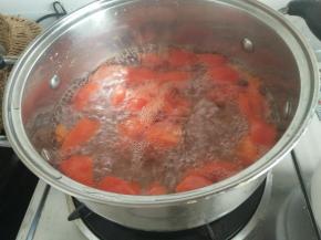 锅里汤烧开加入西红柿