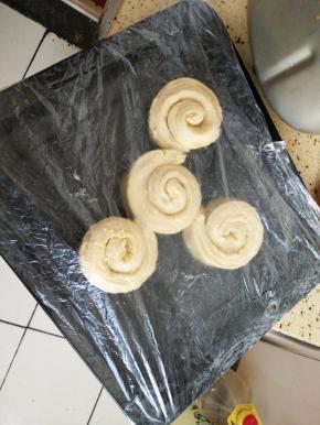 卷起放入烤盘发面