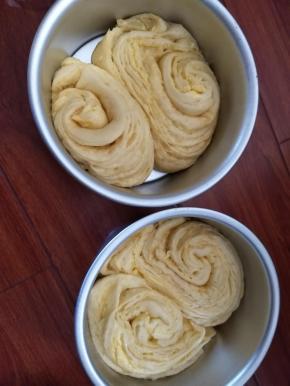 发好的面入模具