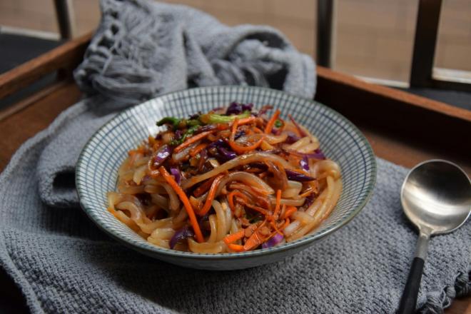 黄豆酱杂蔬拌粉