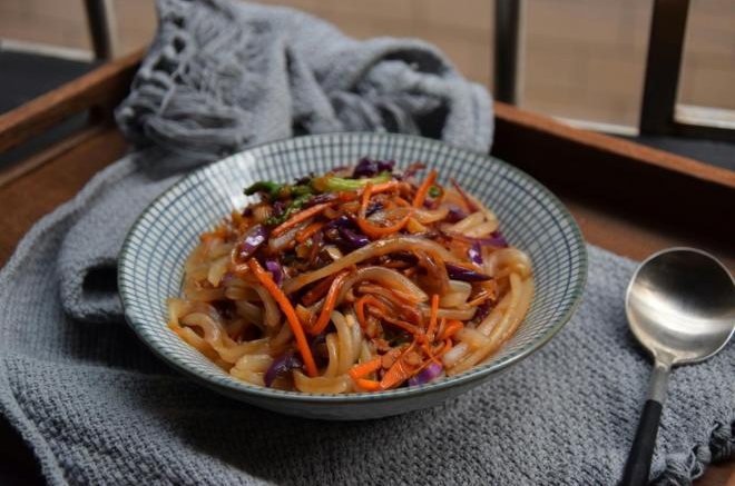 黄豆酱杂蔬拌粉