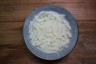 米粉用水浸泡一个晚上
