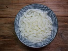 米粉用水浸泡一个晚上
