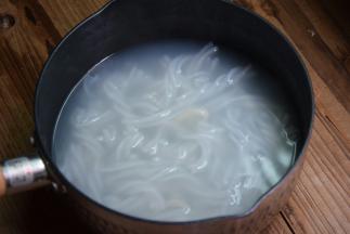 米粉入锅煮熟，倒出沥水备用