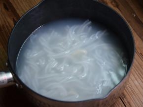 米粉入锅煮熟，倒出沥水备用