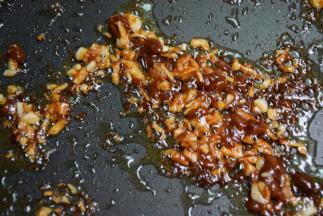 起锅热油，加入蒜蓉和黄豆酱炒香