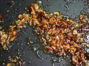 起锅热油，加入蒜蓉和黄豆酱炒香