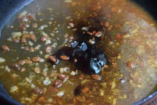 加入水和其他调味料煮开