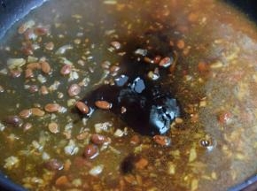 加入水和其他调味料煮开