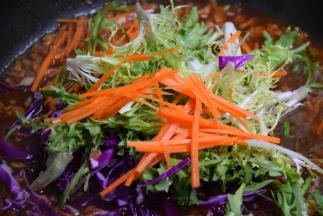 倒入杂蔬翻炒熟