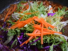 倒入杂蔬翻炒熟