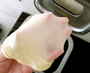 将面包原料除黄油外，放入面包桶，揉至出厚膜，加入黄油，揉至出薄膜