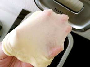 将面包原料除黄油外，放入面包桶，揉至出厚膜，加入黄油，揉至出薄膜