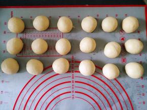 将面团排气，平均分成18份，滚圆，静置15分钟