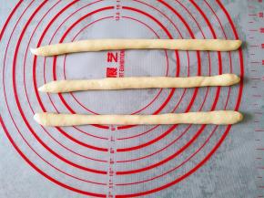 将每个剂子搓长条