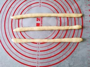 将每个剂子搓长条