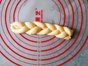 编辫子，捏紧尾部