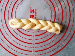 编辫子，捏紧尾部