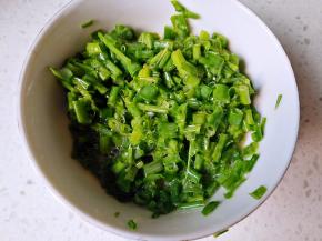 葱花加蛋液和胡椒粉，搅拌均匀