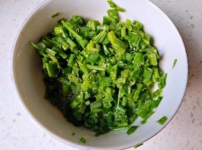 葱花加蛋液和胡椒粉，搅拌均匀