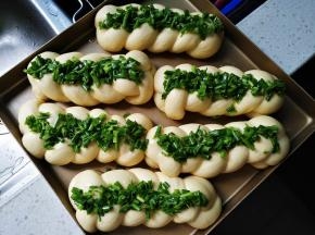 将葱花放在辫子中间