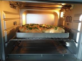 放入预热好的烤箱中下层上下火160度20分钟上色均匀后