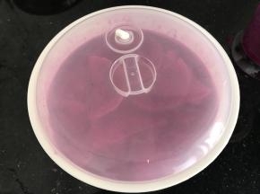 搅拌均匀后加盖浸泡4小时以上待上色！水位差不多没过萝卜为宜，大家看情况适当添加凉开水