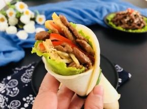 卷起来，葱条作腰带！
拍个美照！
我也口水直流啦！
后会有期！先开吃啦！