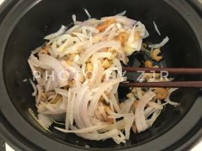 加入洋葱翻炒半分钟
