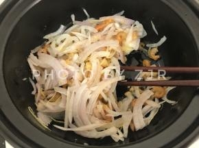 加入洋葱翻炒半分钟