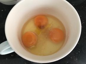 鸡蛋打入碗中，加入少许料酒，盐，胡椒粉打散
