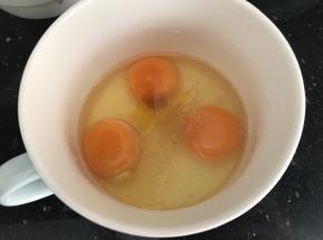 鸡蛋打入碗中，加入少许料酒，盐，胡椒粉打散