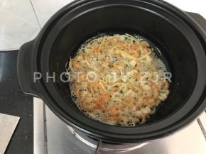 瑶拄虾米放进去炒出香味
炒至无水份，瑶拄虾米体积稍收紧，微黄喷香