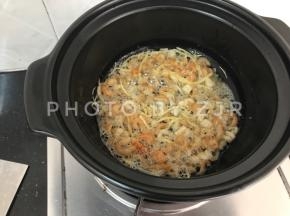 瑶拄虾米放进去炒出香味
炒至无水份，瑶拄虾米体积稍收紧，微黄喷香