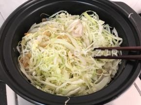 加入椰菜丝，炒至椰菜变软