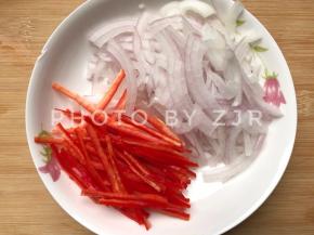 洋葱，红椒洗干净切丝备用