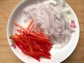 洋葱，红椒洗干净切丝备用