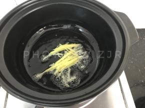 接下来
热锅，下油，把姜丝炒香
没有砂锅可以用炒锅哈