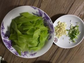 将莴笋去皮，洗净后切片，大蒜去皮洗净切碎，香葱摘洗干净后切碎，备用